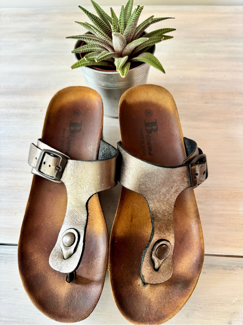 Browns Women’s Toe-Post Wedge Sandals with Brown Metallic Straps. Size: 38.